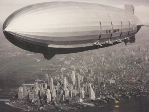 Un dirigible del ejército nord-americano sobrevuela Manhattan. 