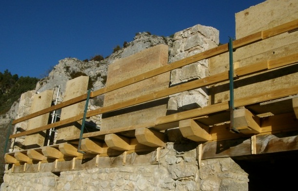 Murs estructurals de terra compactada de la façana sud al Refugi d’Ardericó, El Ca tllaràs