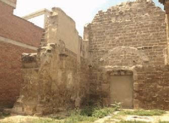 Imatge amb més zoom de l’estat de les ruïnes abans de la intervenció.