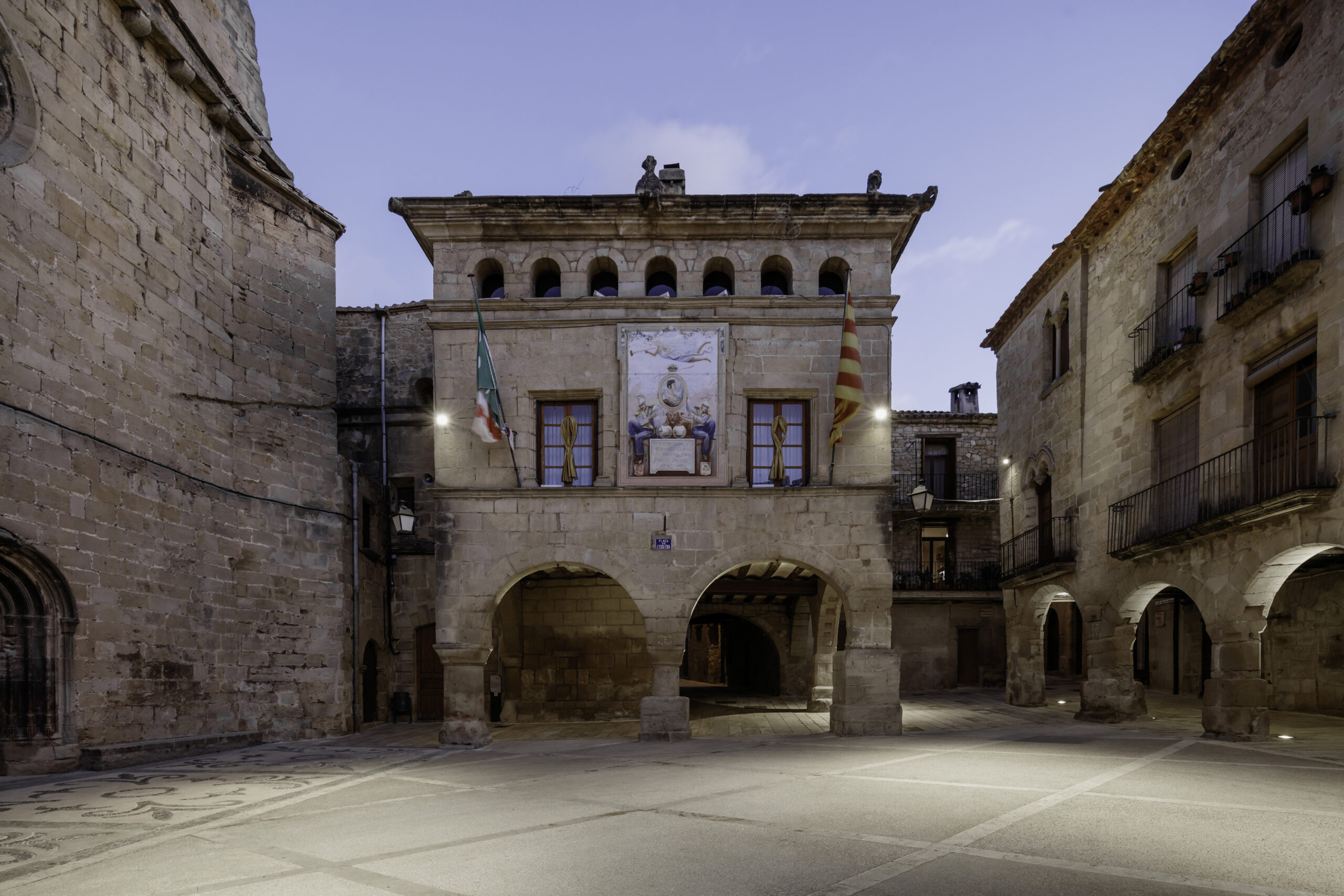 La Casa de la Vila amb l’obra de la Plaça de l’Església finalitzada