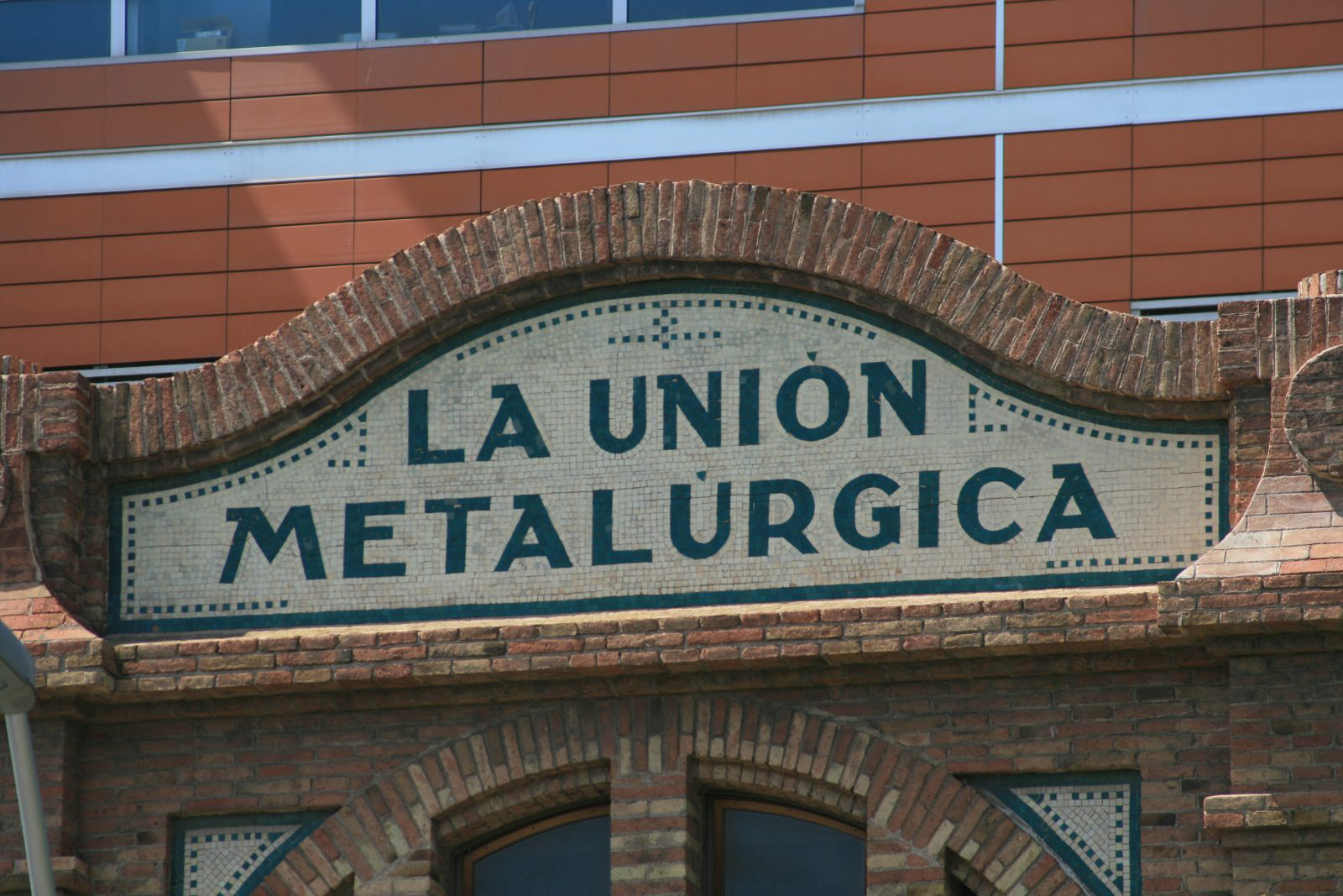 Mosaic de tessel·les de l’antiga Fàbrica La Unión Metalúrgica (Almogàvers, 119-123)