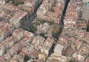 Vista del solar abans de la construcció. Amb la bibloteca l'aspecte general del jardí prácticament no es modifica. La perspectiva aèrea permet apreciar l'alta densitat de l'entorn. 